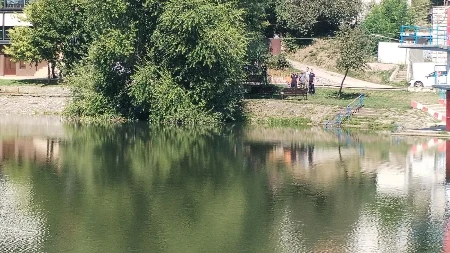 Dvojica sedela kraj vrbe i pila, ujutru nađeni mrtvi: Misterija u Užicu