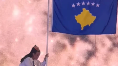 Pevačica besramno podigla zastavu tzv. Kosova u Prištini! Narod besan: "Glupačo, obrazuj se"