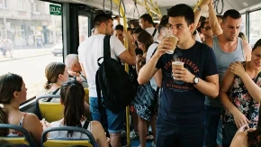Bonton u autobusu: Kafa za poneti se ne pije u gradskom prevozu