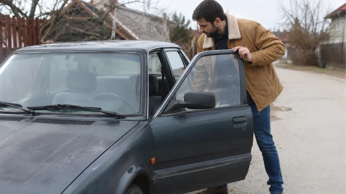 Pošao da uđe u auto, a onda se zaledio: Ono što ga je sačekalo na vratima ostavilo je mreže u neverici!