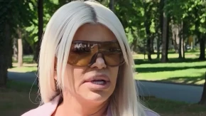 "Daro, istripovana, napumpana budaletino" Pevačica (68) žestoko udarila na Bubamaru, bukti rat! 