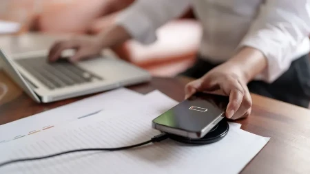 Ovu caku morate da znate: Evo da li je istina ili mit da se telefon brže puni kada je na airoplane modu