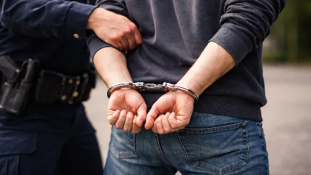 Haos u Zemunu: Mladić (22) opljačkao čoveka i iz čista mira napao policajca i povredio ga!