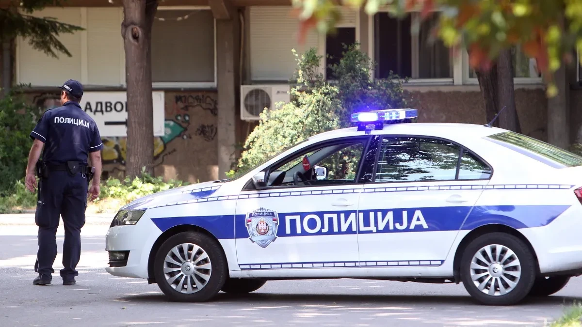 Stravično vršnjačko nasilje na Novom Beogradu: Devojka i tinejdžerka brutalno pretukle maloletnicu pa joj isekle kosu!