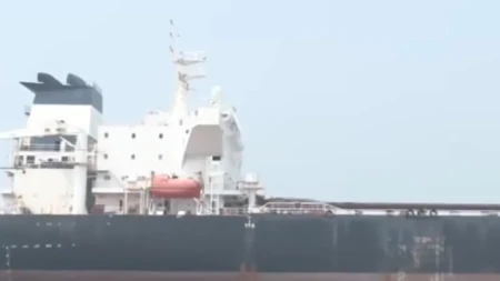 Potonuo indijski brod! Pogođen je raketom