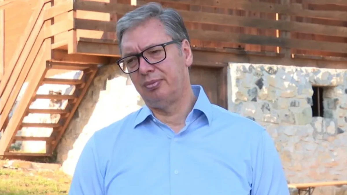 "Posebno hvala onima koji do kraja rata nisu živeli ovde, a sada su okačili ratne zastave BiH" Vučić: Valjda treba da se tresem od straha