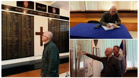 262 IMENA UKLESANA U VEČNOST Lider SNS Vučević odao počast herojima koji su dali život za narod, posetio Spomen-sobu u Mrkonjić gradu