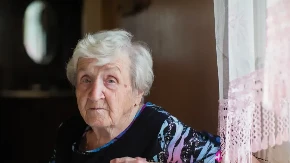 Godinama nije posetio baku, a zbog nasledstva od 500.000 dolara pojavio se sa cvećem