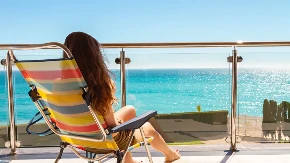 Šetala u toplesu po terasi, komšije pobesnele: Sud je kaznio sa 700 evra, žena tvrdi da je nosila bikini