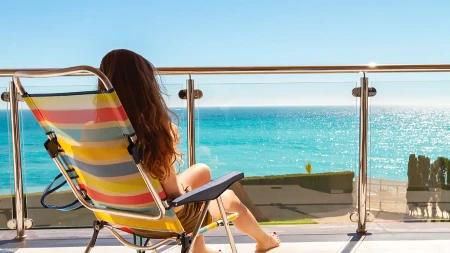 Šetala u toplesu po terasi, komšije pobesnele: Sud je kaznio sa 700 evra, žena tvrdi da je nosila bikini