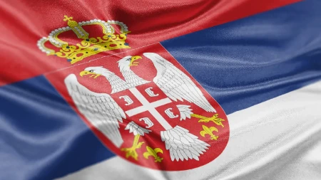 Sramota kod Otočca! Maskirani huligani zapalili zastavu Srbije uoči godišnjice „Oluje“