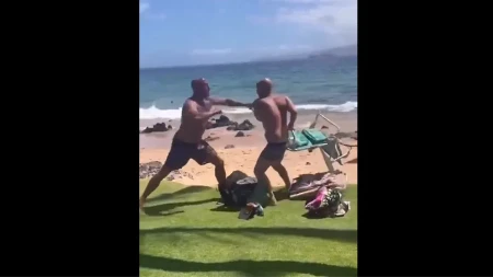 Opozicionar se posvađao s ljudima na plaži, pretio je nožem! Izbila je tuča, prolaznik ga nokautirao (VIDEO)