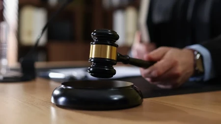 Zbog novog automobila pretukao oca! Posle napada u garaži završio na sudu