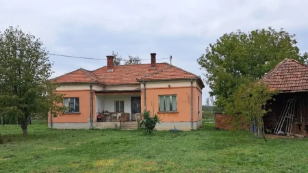 Kuća sa velikim placem od 33 ara za 30.000 evra! Ima četiri sobe, bunar, štalu i pomoćne objekte