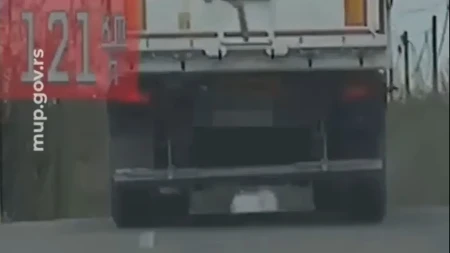 Zaustavili kamion i otkrili 20 tona robe bez papira! Vozač uhapšen