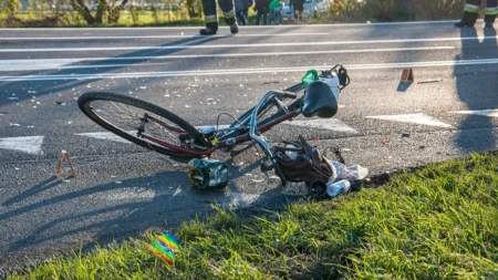 Teška nesreća na putu kod Rume: Biciklista poginuo kada ga je udario automobil