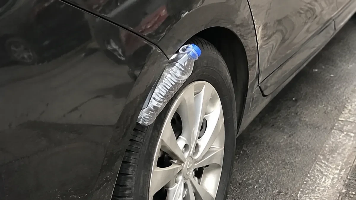 Ako vidite plastičnu flašu pored točka, ne krećite odmah: Evo zašto vozači širom sveta upozoravaju jedni druge!