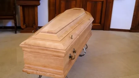 Ispunjena poslednja želja pokojnika: Umesto u kovčegu, sahranili ga u autu - video je obišao svet, ljudi ne mogu da veruju 