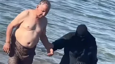 Snimak muslimanskog para sa plaže izazvao haos na internetu: Jedni brane njihov izbor, drugi ne mogu da veruju!