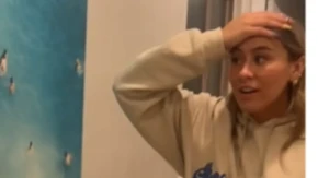 Rezervisali smo apartman na moru, a onda zanemeli pred slikom na zidu! Na fotografiji smo bili MI! 