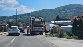 Bravo za ove tihe ulične heroje: Komunalni radnici u Prijepolju čiste kontejnere i po najvećim vrućinama, građani im zahvalni 