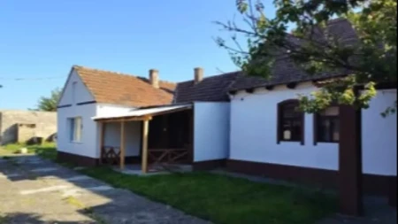 Dve kuće na placu od 18 ari za 57.000 evra! Idealna prilika za porodice, država može da pomogne pri kupovini