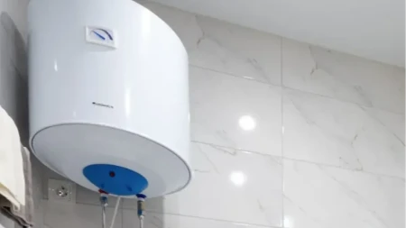 Pitanje gašenja bojlera tokom tuširanja izazvalo buru na mrežama! Javio se električar i razrešio dilemu