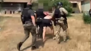 Munjevita akcija specijalaca SAJ-a i UKP-a! Dramatičan snimak hapšenja opasnog kriminalca, pokušao da pobegne pa sustignut na poljani (VIDEO)