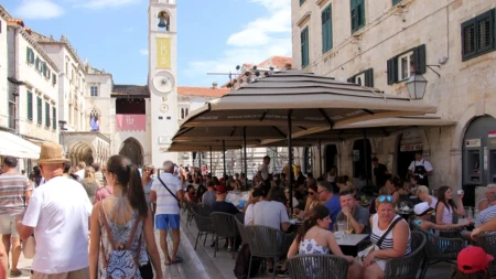 "Jedva čekam da Hrvatima propadne sezona!" Turisti besni, cene otišle dođavola a smeštaj - rupčaga