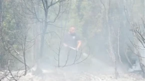Novi snimci iz Deliblatske peščare! Grade se odbrambene linije, helikopteri konstantno izručuju vodu! (VIDEO)