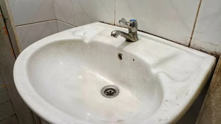 Ne treba da stružete, ovo sve izjede, spada i crnilo i žutilo: Evo kako očistiti lavabo, spada sva prljavština koja se nakupila