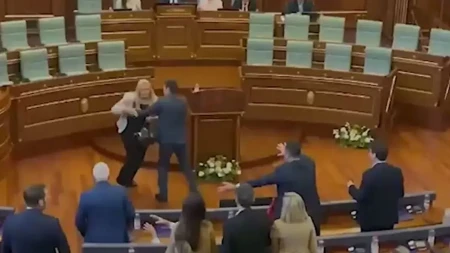 Haos u Prištini: Kurtija gađali jajima!