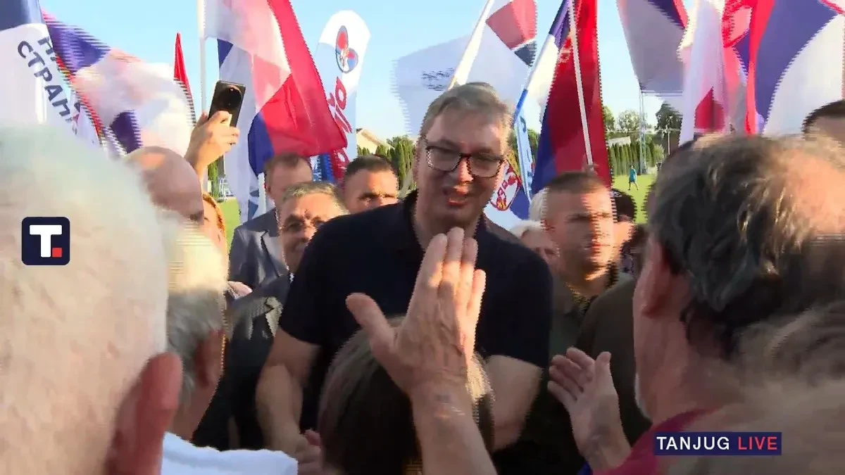 Vučić se obraća građanima u Belegišu! Gromoglasan aplauz za predsednika u Staoj Pazovi! "Napravio je velike stvari, Srbiju uvažavaju u svetu" (VIDEO)