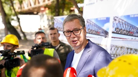 Vučić doneo sladoled radnicima na gradilištu: Najvažnije mi je da zahvalimo ljudima koji svojim rukama svakoga dana menjaju lice Beograda