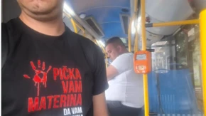 Blokaderski novinar s uvredljivom porukom celoj Srbiji kuka jer je uhvaćen kako se švercuje u autobusu!