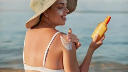 Izgoreli ste na suncu? Ne mažite jogurt – koži je potrebna drugačija nega