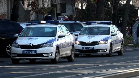 Užas u Borči: Automobil uleteo u autobusko stajalište, ima povređenih