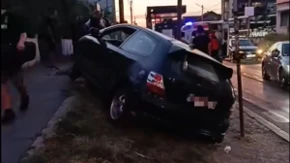 Prvi snimak užasa u Borči: Automobil izleteo na autobusko stajalište, povređeno dvoje mladih! (VIDEO)