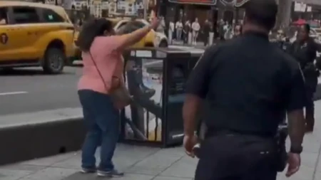 Horor u centru grada! Žena napravila pokolj na ulici, policija je ubila (FOTO)