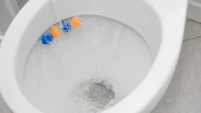 Ubacite led u WC šolju – tvrdokorne naslage nestaju za 10 minuta