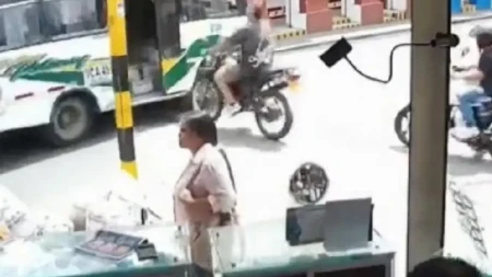 Motociklista se zakucao u autobus punom brzinom: Probio vrata i završio među putnicima, a onda je usledio šok