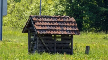 Pukla bruka u selu kod Topole: Nahvatali ih u ambaru, ona udata, a on joj venčani kum, tajna prsla kao tikva!