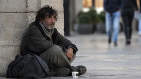 Beskućnik izvadio kofer pun novca i počeo da deli 50 evra: Policija zaplenila 4.390 €, a ono što je usledilo zbunilo je sve
