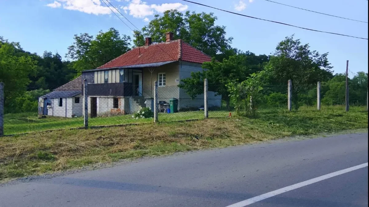 Za 47.000 evra prodaju dve kuće nadomak Beograda: Ukupno 100 kvadrata, 8,5 ari, a centar na 500 metara