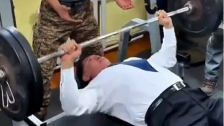Ima 58 godina i upravo je ponizio teretanu! Predsednik podigao 100 kilograma čak 20 puta, vojnici gledali u neverici