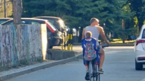 „Instant lekcija o vaspitanju“: Ovaj tata je oduševio celu Srbiju – stavio decu na bicikl, pustio džez i krenuo u vožnju