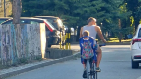 „Instant lekcija o vaspitanju“: Ovaj tata je oduševio celu Srbiju – stavio decu na bicikl, pustio džez i krenuo u vožnju