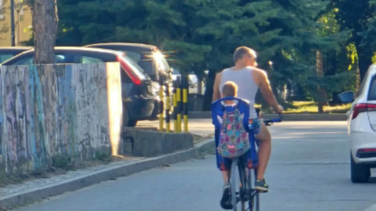„Instant lekcija o vaspitanju“: Ovaj tata je oduševio celu Srbiju – stavio decu na bicikl, pustio džez i krenuo u vožnju
