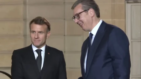 Hrvati na aparatima! "Makron ne da nije osudio Vučića zbog sahrane Mladića, nego se rukuju i grle u Parizu"
