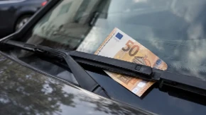 Ako vidite 50 evra ispod brisača, bežite! Lopovi postavili zamku vozačima, jedan potez može skupo da vas košta
